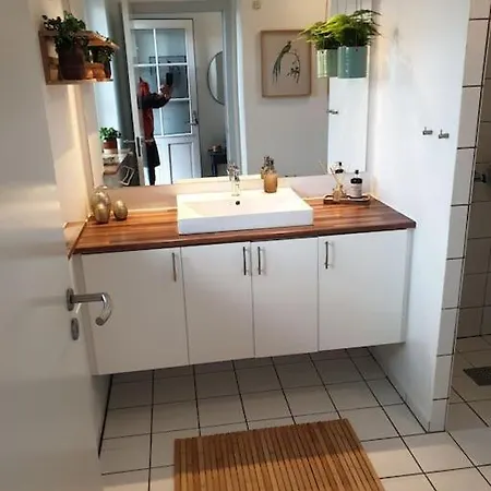 Apartment A Med Dejlig Gardhave Pa Thuro