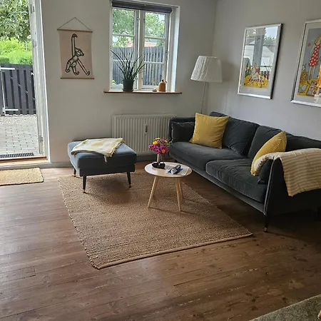 A Med Dejlig Gardhave Pa Thuro Kaeledyr Er Ikke Gratis Og Skal Tilfojes Svendborg
